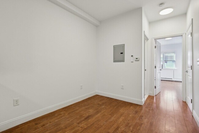 Building Photo - 76 Hutton St