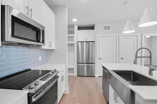 Building Photo - 250 N Vlg Dr