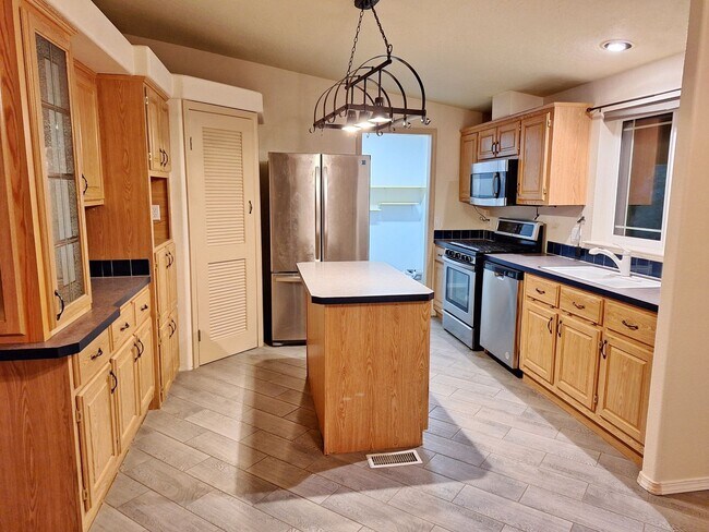 Building Photo - Charming 3 Bedroom 2 Bathroom