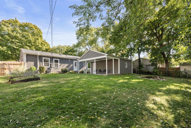 Building Photo - 847 Valley Ln