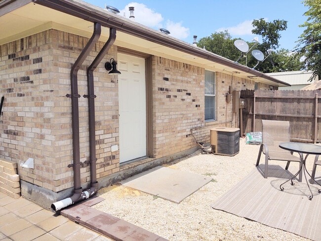 Building Photo - $1195 - Charming duplex in Pilot Point