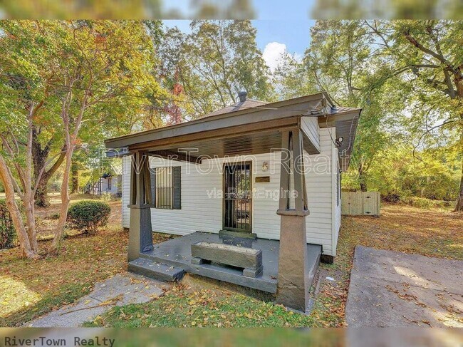 Building Photo - 439 Simpson Ave