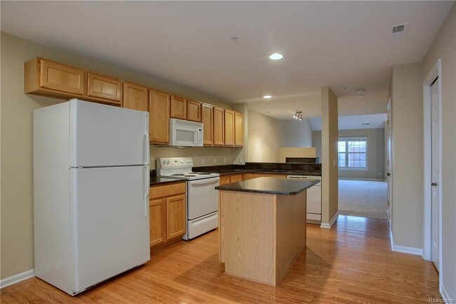 Building Photo - 3031 Camden Dr