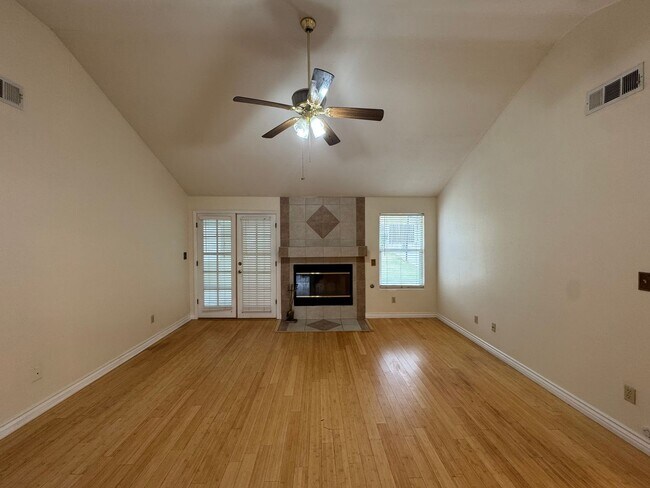 Foto del edificio - NE Bakersfield home with a sunroom!