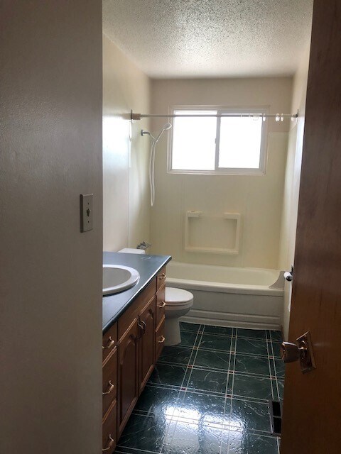 Photo du bâtiment - 2 Bed 1 Bath Unit in Olds, AB