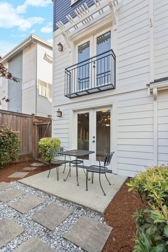 Foto principal - BEAUTIFUL Urban Townhome in Coveted West S...