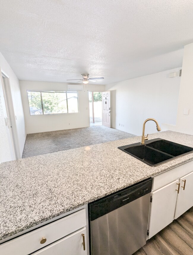 Foto del edificio - 4100 E Mission Ln