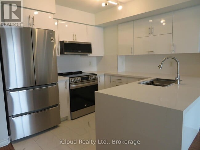 Building Photo - 33 Elm Dr W