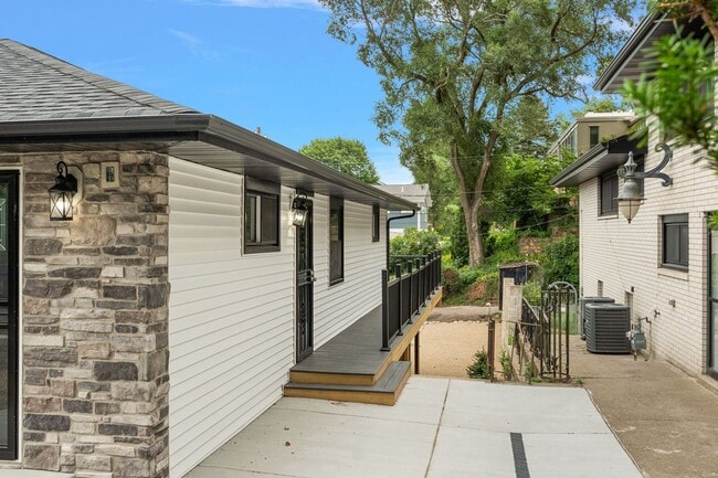 Building Photo - 3 Bedroom 2 Bath Beach House