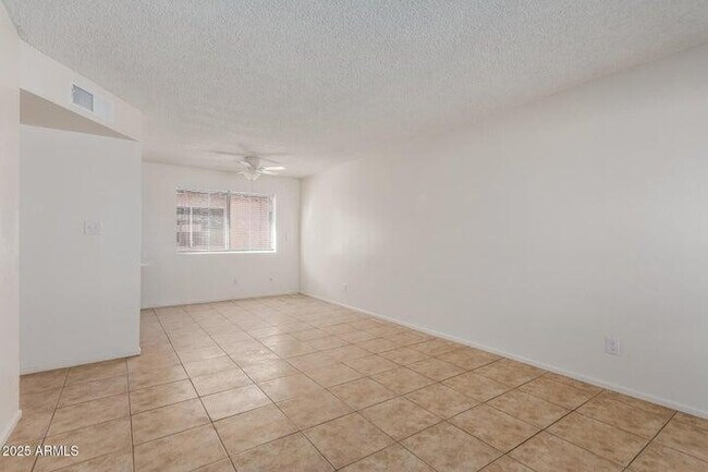 Foto del edificio - 615 N Arrowhead Dr