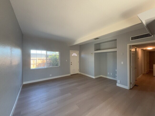 Building Photo - **2 week special** Charming 3-Bed Duplex! Perfectly situated near shopping, dining, and everyday ...