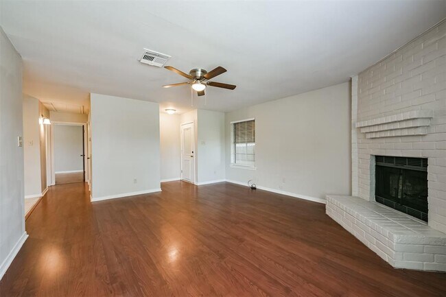 Foto del edificio - 4655 Orange Cir S