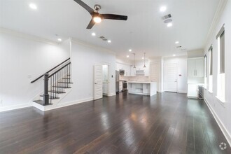 Building Photo - 1032 W 21st St