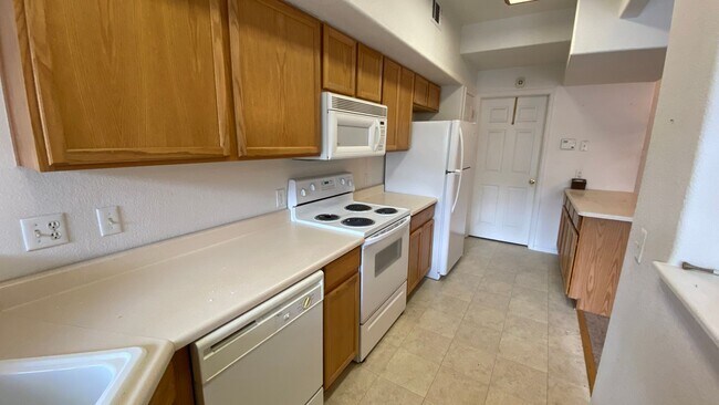 Foto del edificio - HUGE 2 Bedroom 3 Bathroom Condo in Southeast Denver