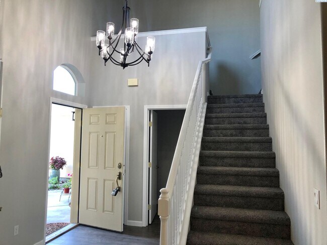 Building Photo - Fantastic N. Richland Condo!