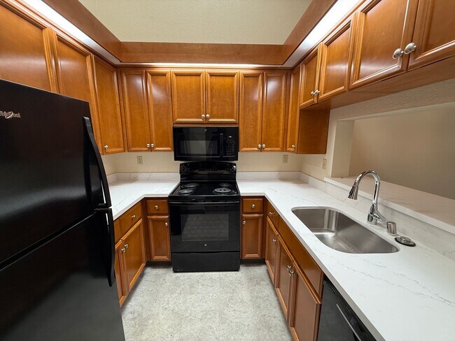 Foto del edificio - SPACIOUS TWO BED / TWO BATH UPPER-LEVEL CO...