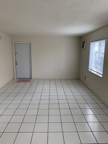 Building Photo - 960 Biarritz Dr