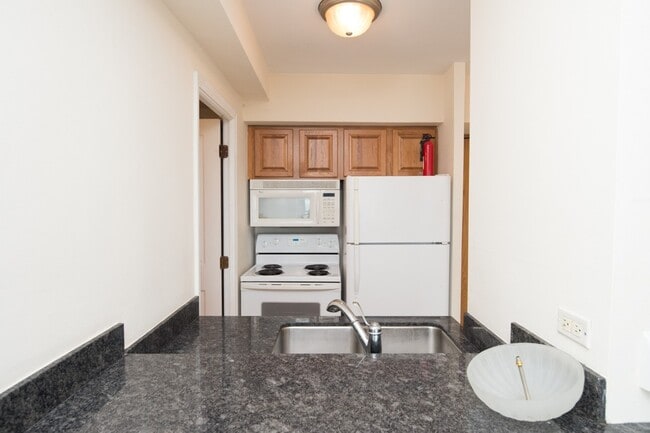 Building Photo - 4180 N Marine Dr