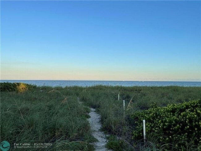 Building Photo - 4564 El Mar Dr