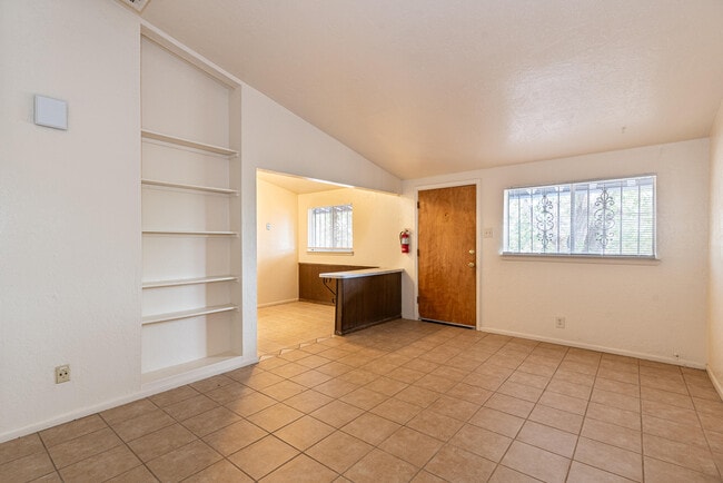 Building Photo - 206 Princeton Dr SE