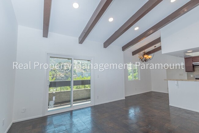 Building Photo - Don't miss out! 2 Bed 2 bath ready to go!