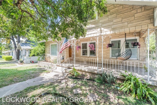 Building Photo - 2 br, 2 bath House - 925 W. AGARITA