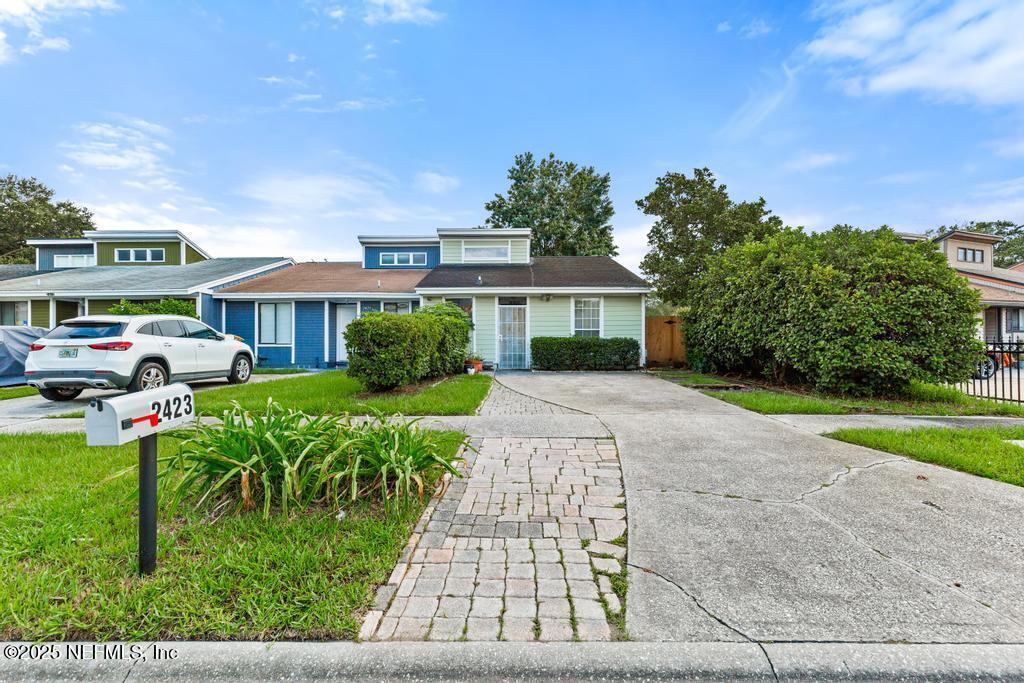 Primary Photo - 2423 N Seabury Pl