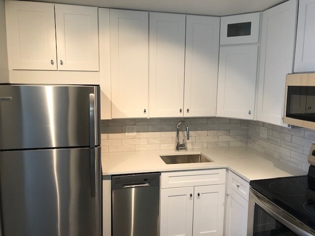 Building Photo - 2650 N Lakeview Ave