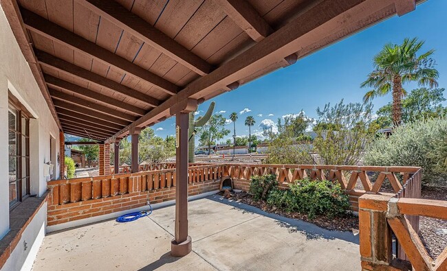 Foto del edificio - 303 S Paseo Madera