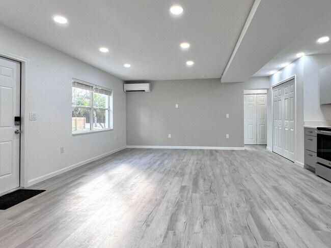 Foto del edificio - Charming Three-Bedroom Home