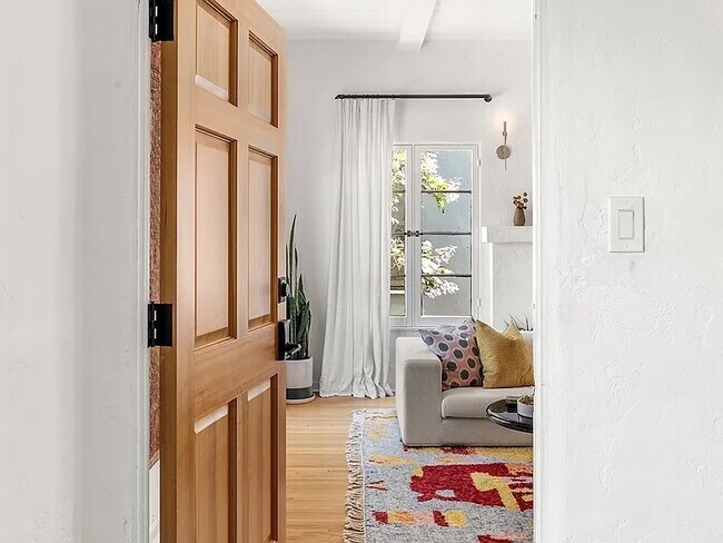 Foto del edificio - 928 1/2 S Orange Grove Ave