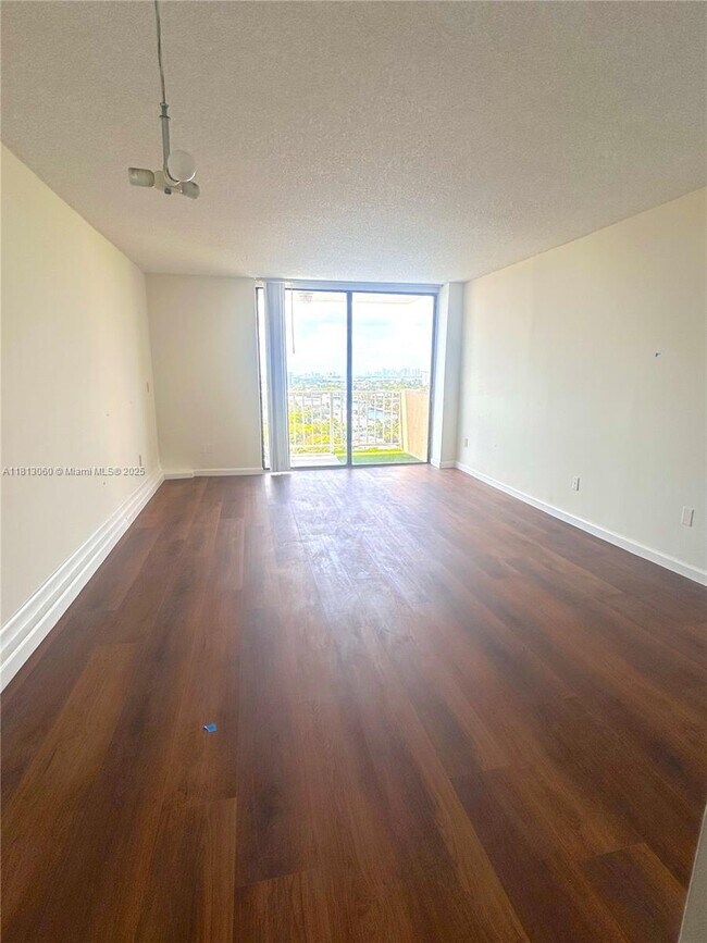 Foto del edificio - 2350 NE 135th St