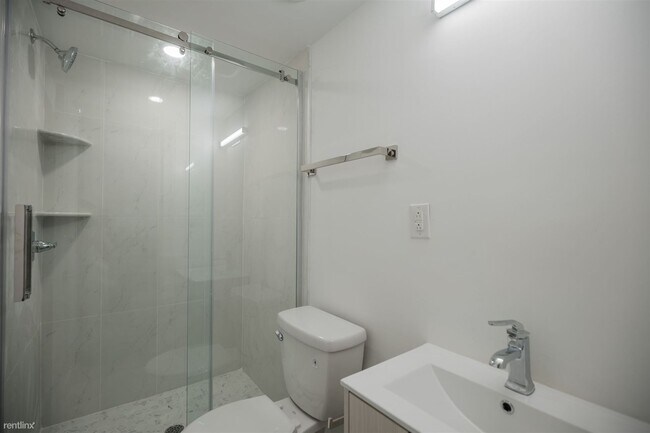 Foto del edificio - 3 br, 2 bath 4plex - 3213 HAVERFORD AVE Un...