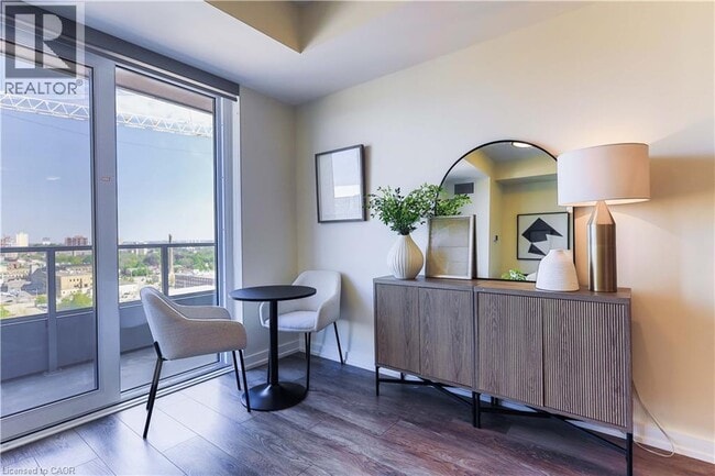 Building Photo - 15 Wellington St S