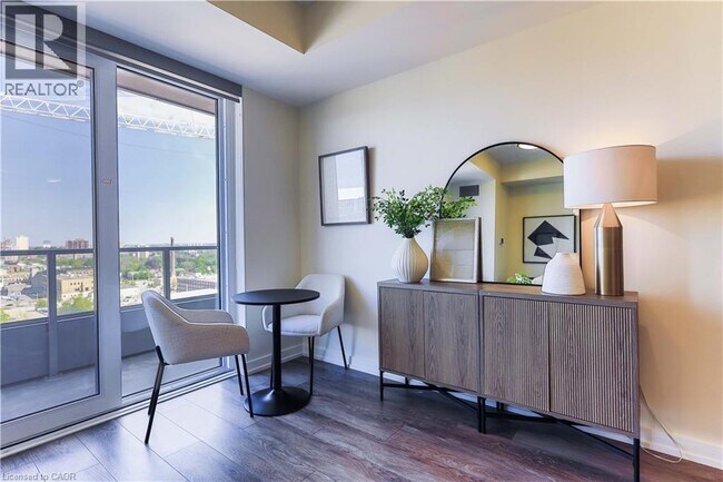 Photo du bâtiment - 15 Wellington St S