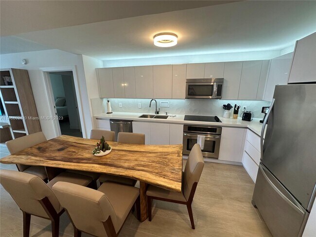 Building Photo - 2301 Collins Ave