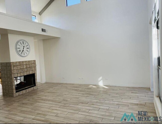 Foto del edificio - 48 Brentwood Rd