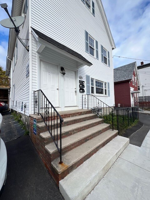 Puerta principal - 635 Broadway St