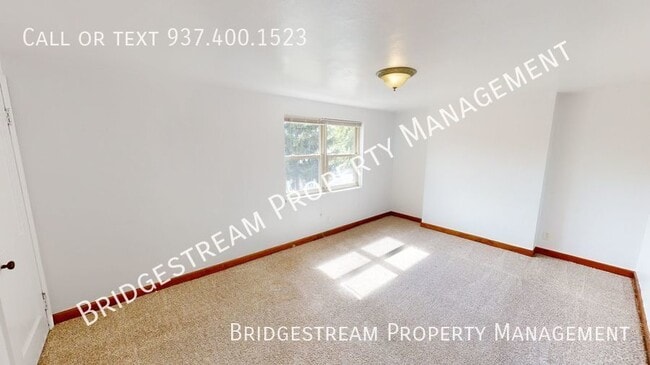 Building Photo - Updated 2 bedroom, 1 bathroom townhome in ...
