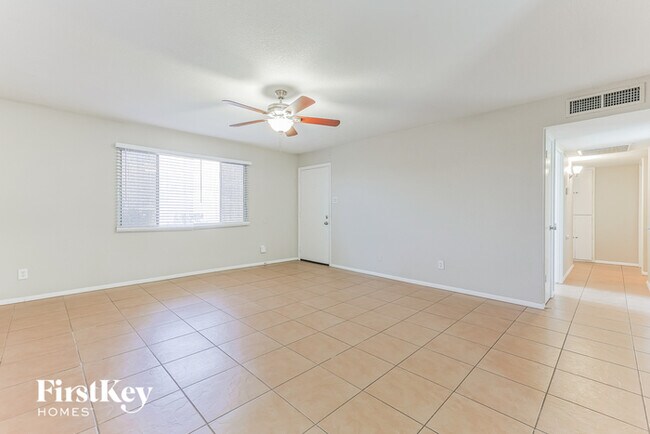 Foto del edificio - 4649 E Bowker St
