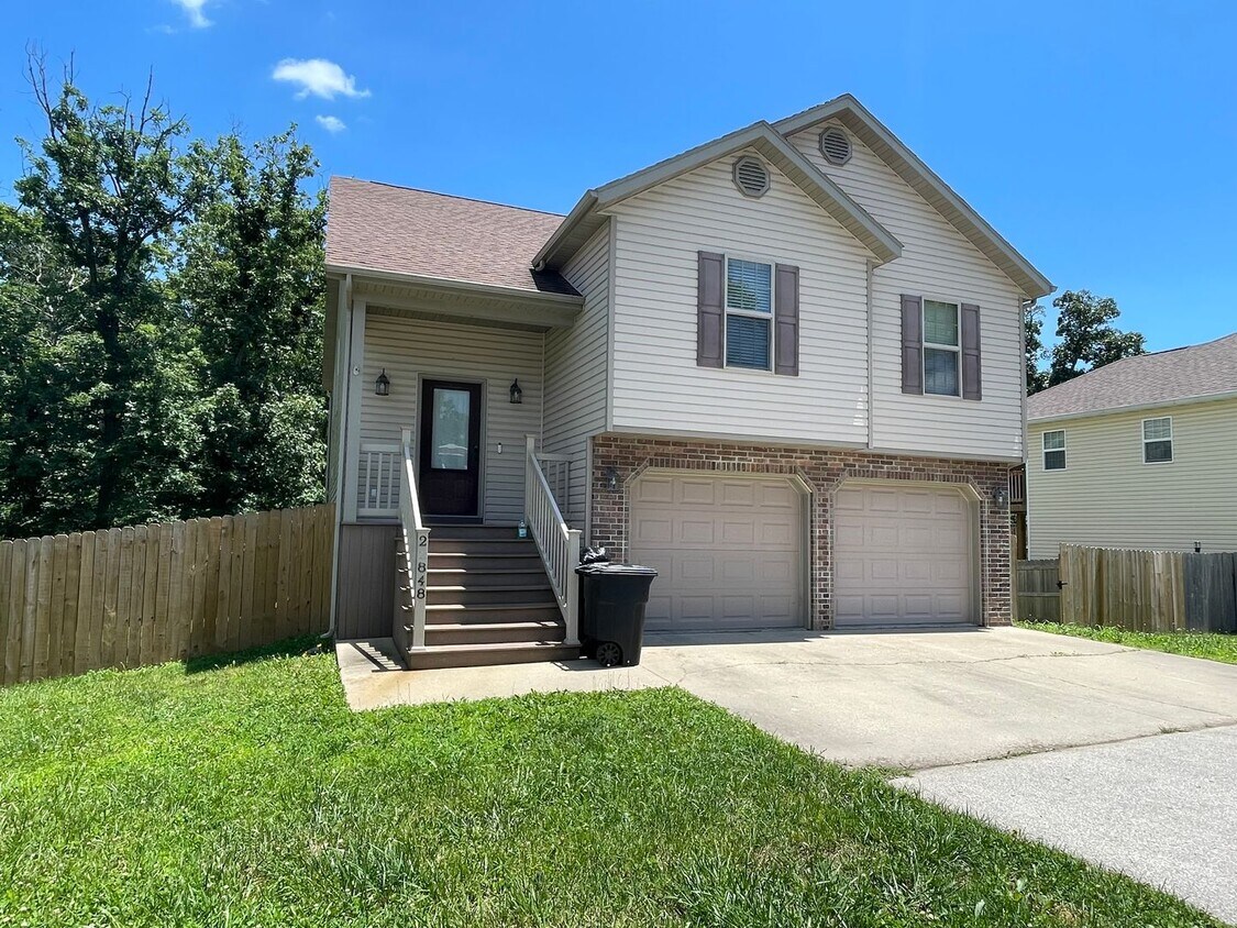 Building Photo - Well Maintained 4 Bedroom with a Privacy F...