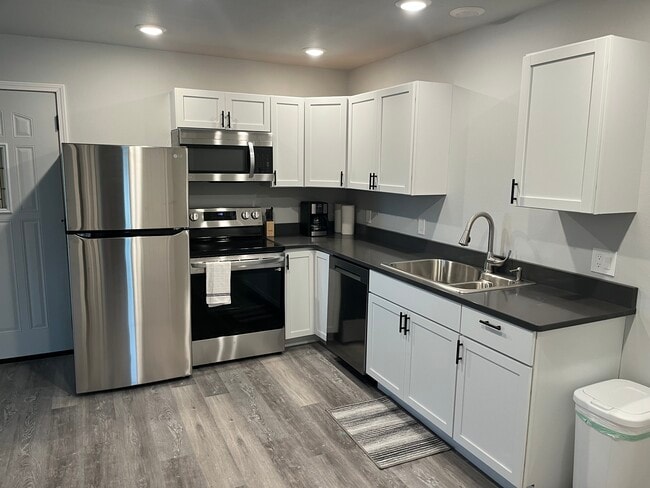 Building Photo - 408 Academy St