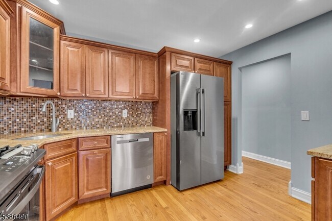 Building Photo - 7 Leahy Ct
