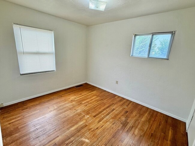 Building Photo - Roomy 3 bedroom, 2 bath with double garage