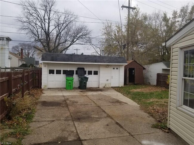 Foto del edificio - 8316 Grand Division Ave