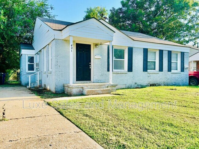 Building Photo - 421 E Showalter Dr