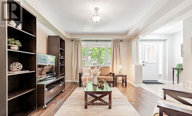 Photo du bâtiment - 215 Equator Crescent