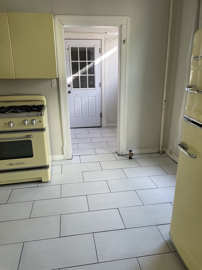 Building Photo - 417 W 3rd St