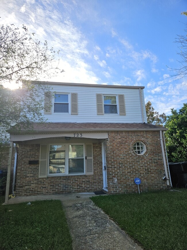 Foto del edificio - 723 Atterbury Ct