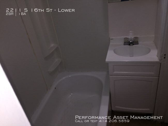 Building Photo - Amazing south side 2br lower available now!